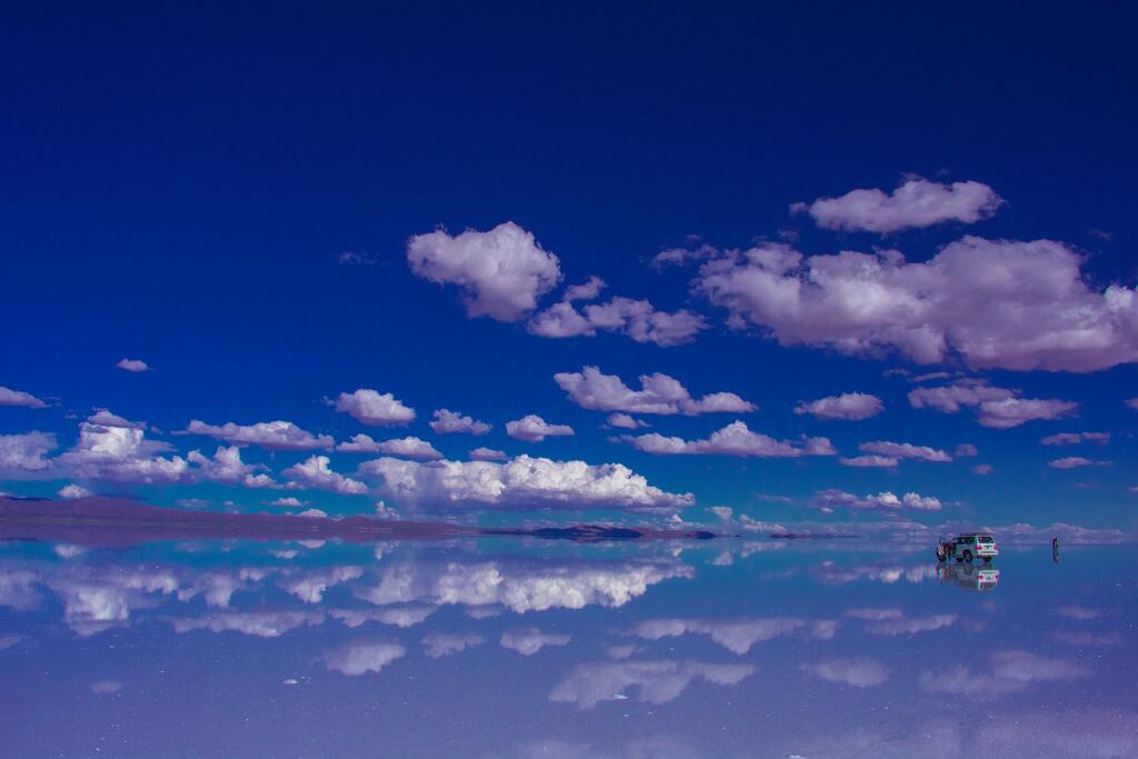 Fenômeno de reflexão do céu no Salar de Uyuni