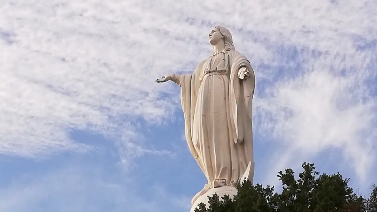 Estátua da Imaculada Conceição no Parque Metropolitana de Santiago