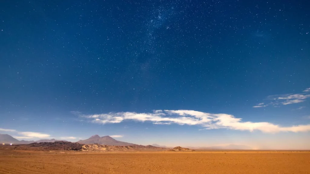 Céu estrelado no Deserto do Atacama, um dos melhores lugares do mundo para observação astronômica devido à sua pureza atmosférica.